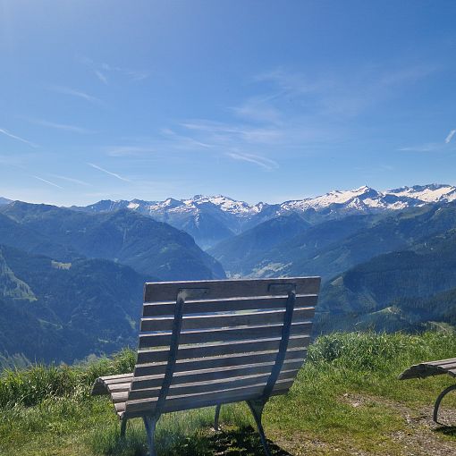 Aussicht genießen auf den Bänken