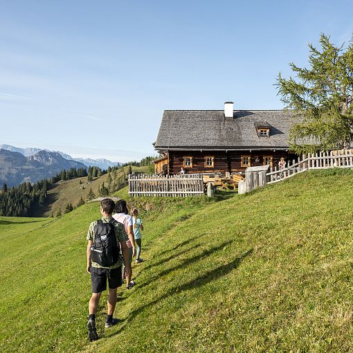 Familie wandert zur Bichlalm