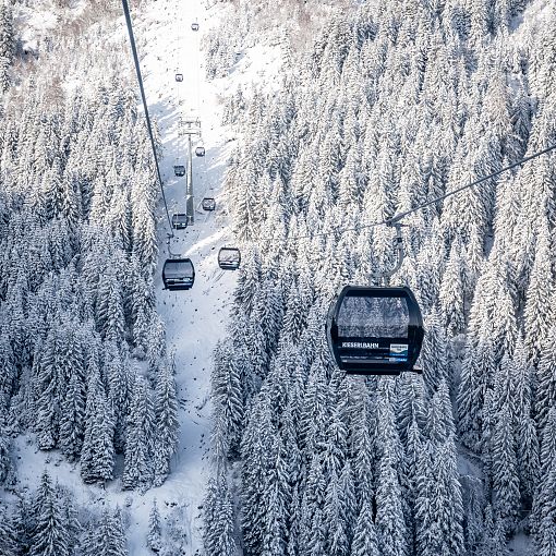 Kieserlbahn in verschneiter Landschaft (hoch)