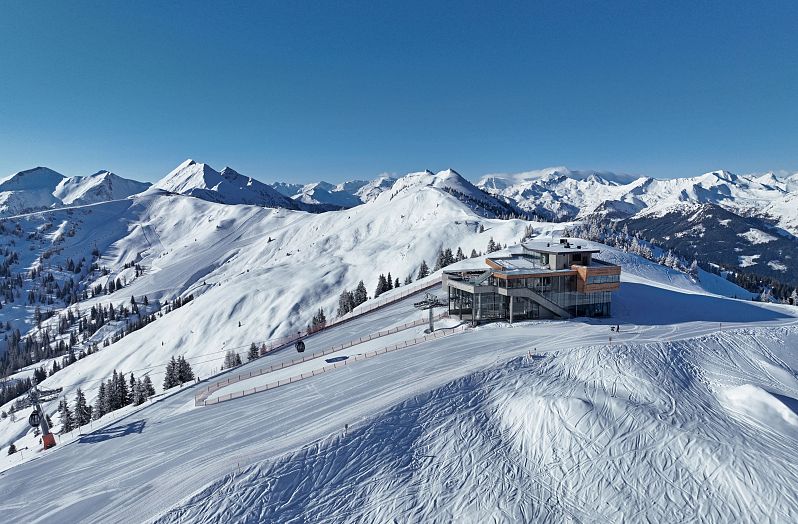 Skifahrer mit Blick auf Panoramabahn