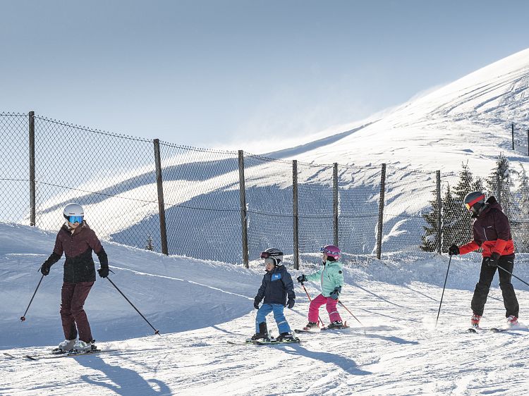 familie-beim-skifahren-lorenz-masser-10