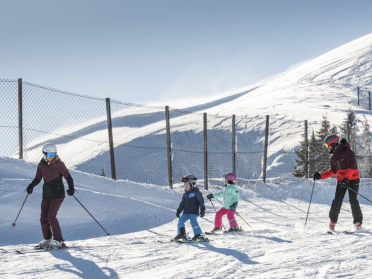 familie-beim-skifahren-lorenz-masser-19