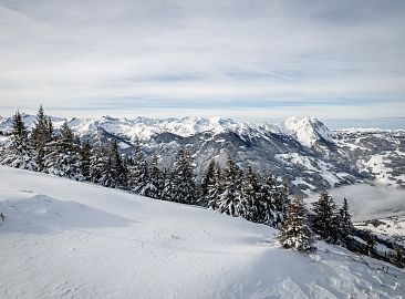 tief-verschneite-berglandschaft-14