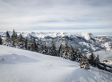 tief-verschneite-berglandschaft-5